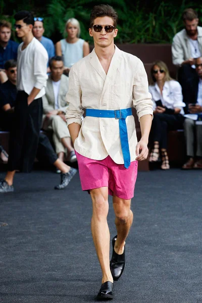 Look 16